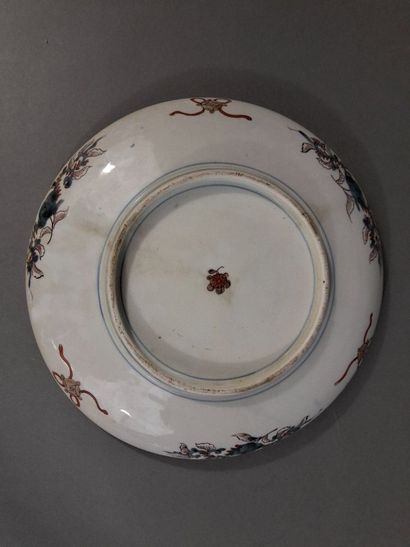 JAPON, Plat en porcelaine émaillée à décor...