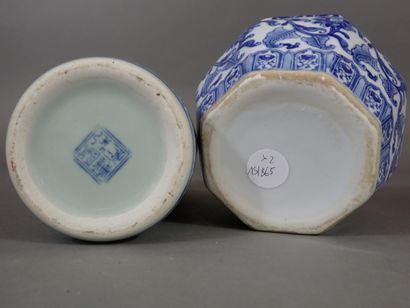 Lot comprenant un petit cache-pot en porcelaine...