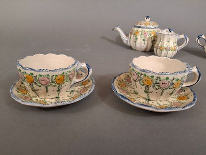 Service à thé en faience émaillée polychrome...