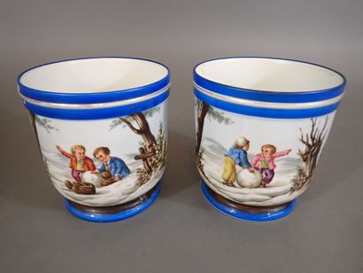 Paire de cache pots en porcelaine à décor...