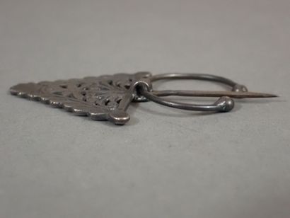 Fibule en argent de forme triangulaire ajourée,...