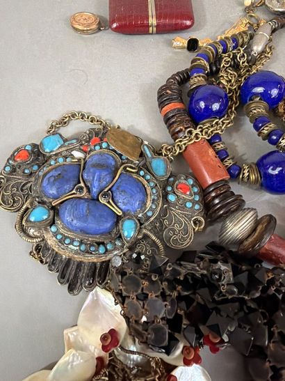 Lot de bijoux fantaisie comprenant collier,...