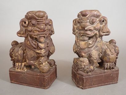 Chine, Xxe siècle. Deux lions de Fô en bois,...