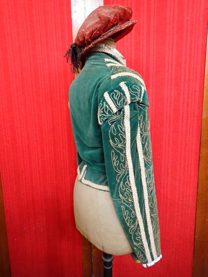 Costume de théâtre en velours de coton vert...