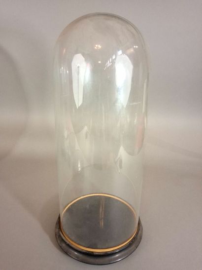 Globe rond en verre, socle en bois noirci....