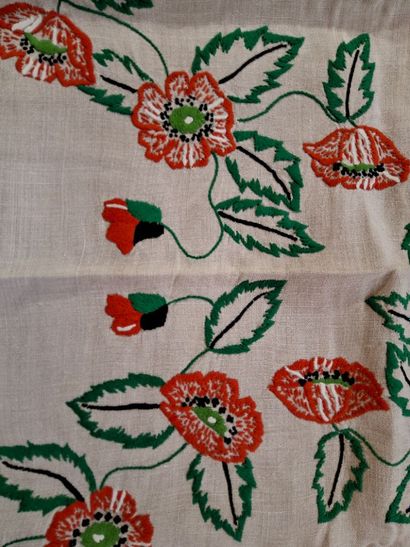 Nappe en lin à décor de coquelicots brodés,...