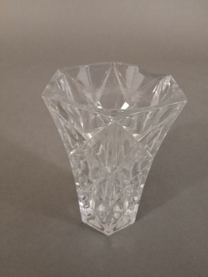 Lot de verrerie comprenant un vase dans le...