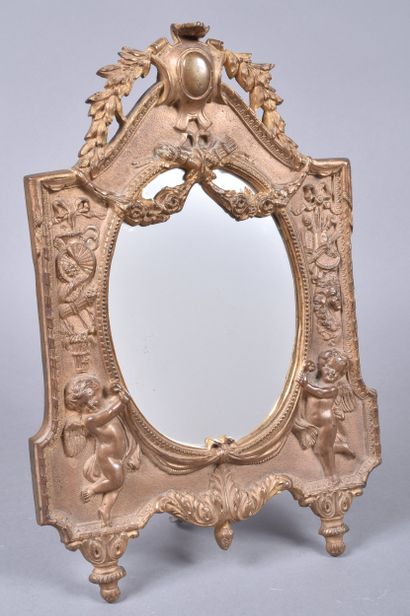 Petit miroir à poser en bronze moulé à patine...