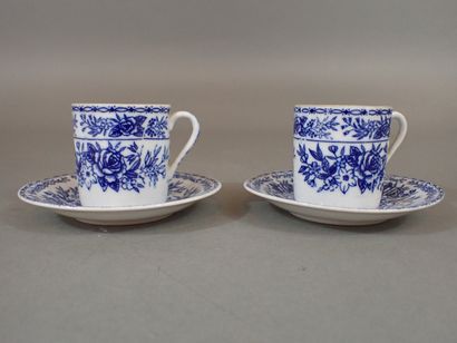 Paire de tasses et sous-tasses en porcelaine...