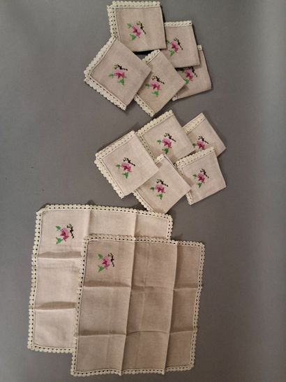 Nappe et 12 serviettes en lin à décor brodé...