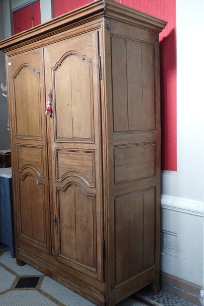 Armoire en chêne mouluré ouvrant à deux vantaux...