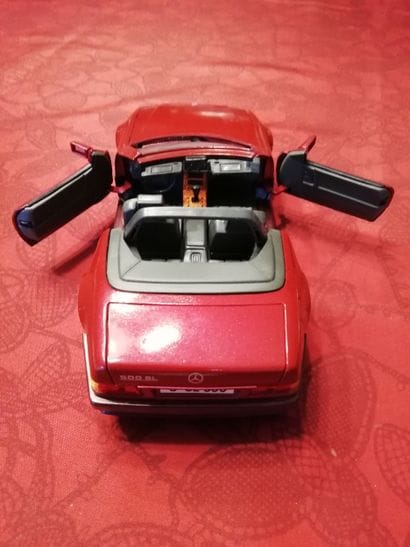 [VOITURE] Lot de 2 voitures, 1/18, sans boîte....