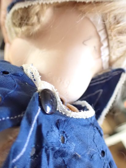 Poupée à tête en biscuit, yeux fixes bleus,...