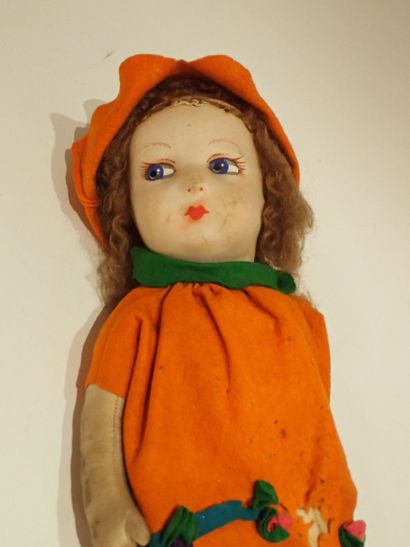 Poupée en tissu, porte une robe et un chapeau...