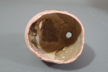 Tête de poupée en carton bouilli, la bouche...