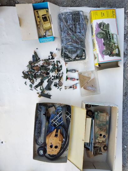 MAQUETTES militaires - 3 cartons contenant...