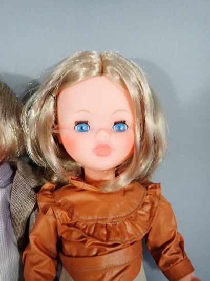 BELLA. Lot de deux poupées en plastique souple,...