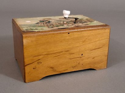 Boîte à musique pour enfant en bois, le dessus...