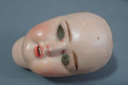 Tête de poupée en carton bouilli, la bouche...