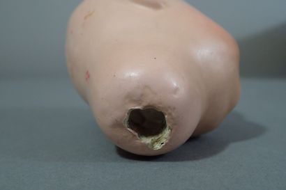 Tête de poupée en carton bouilli, la bouche...