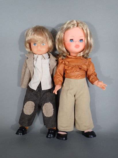 BELLA. Lot de deux poupées en plastique souple,...