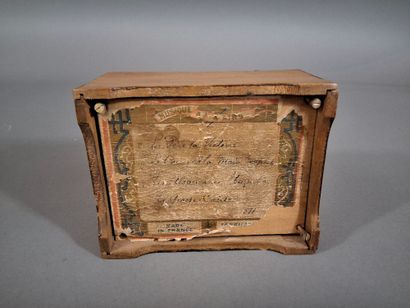Boîte à musique pour enfant en bois, le dessus...
