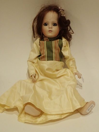 Poupée, la tête et les membres en porcelaine,...