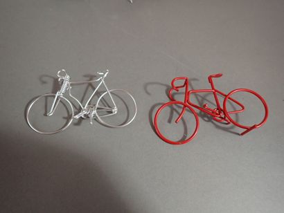 Ensemble comprenant un modèle réduit de bicyclette...