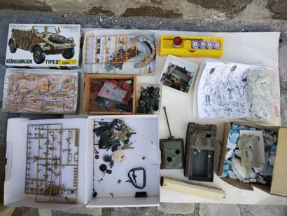 MAQUETTES militaires - 3 cartons contenant...