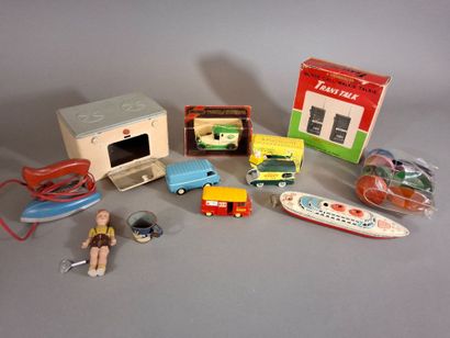 Lot de six jouets anciens comprenant :
-...