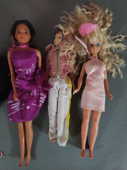 BARBIE, MATTEL, 9 poupées, le studio, mobilette,...