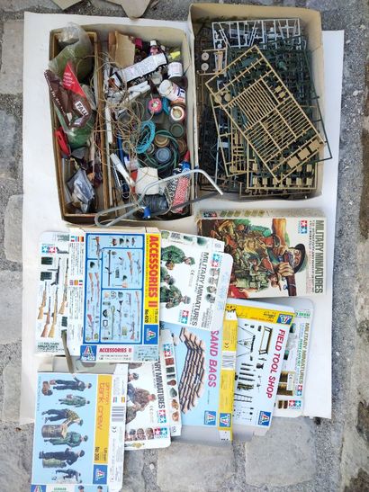 MAQUETTES militaires - 3 cartons contenant...