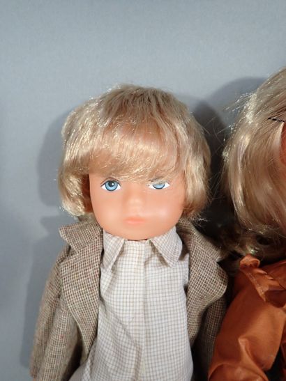 BELLA. Lot de deux poupées en plastique souple,...