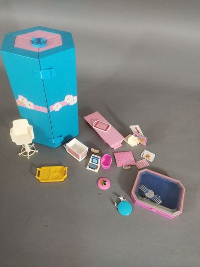 BARBIE, MATTEL, 9 poupées, le studio, mobilette,...