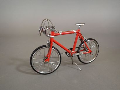 Ensemble comprenant un modèle réduit de bicyclette...