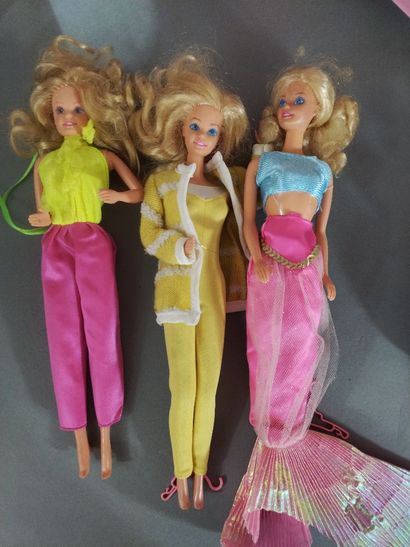 BARBIE, MATTEL, 9 poupées, le studio, mobilette,...