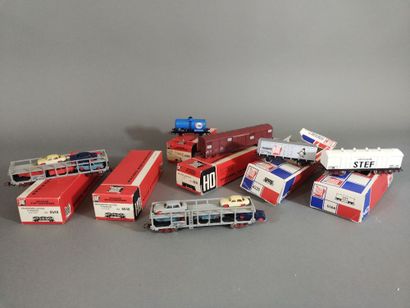 [TRAIN] - HO - Lot en boîtes comprenant :
-...