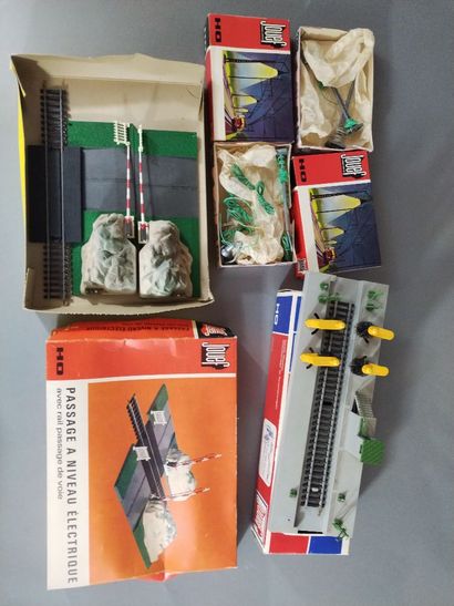 [TRAIN] - HO - Lot en boîtes comprenant :
-...