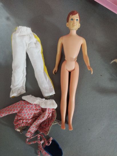 BARBIE, MATTEL, 9 poupées, le studio, mobilette,...