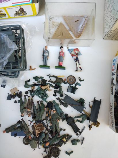 MAQUETTES militaires - 3 cartons contenant...