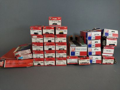 [TRAIN] - HO - Lot en boîtes comprenant :
-...