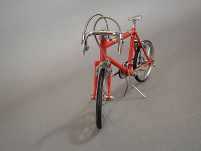 Ensemble comprenant un modèle réduit de bicyclette...