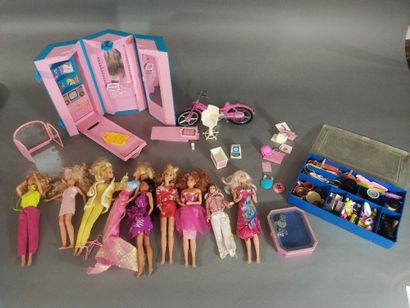 BARBIE, MATTEL, 9 poupées, le studio, mobilette,...
