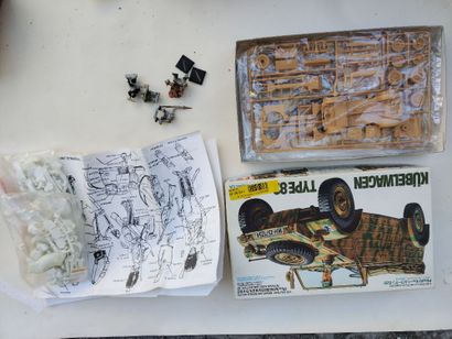 MAQUETTES militaires - 3 cartons contenant...