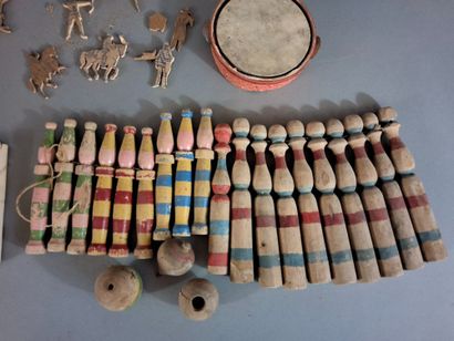 LOUETS ANCIENS - Lot de jouets en bois comprenant...