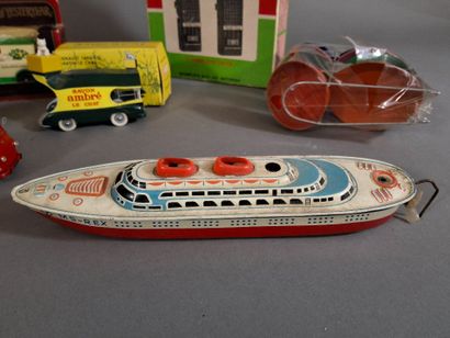 Lot de six jouets anciens comprenant :
-...