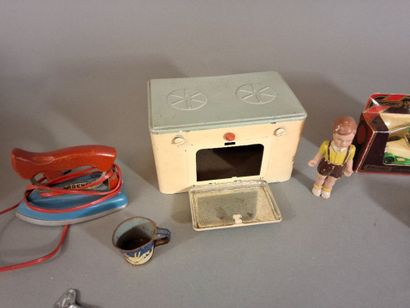 Lot de six jouets anciens comprenant :
-...