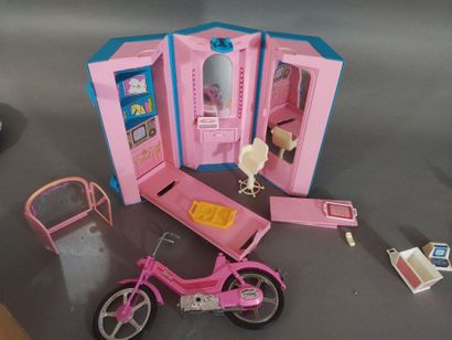 BARBIE, MATTEL, 9 poupées, le studio, mobilette,...