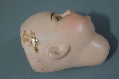 Tête de poupée en carton bouilli, la bouche...