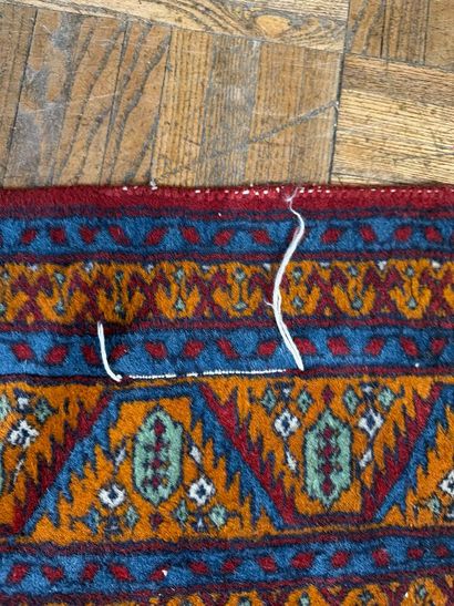 Tapis d’orient en laine à décor géométrique,...
